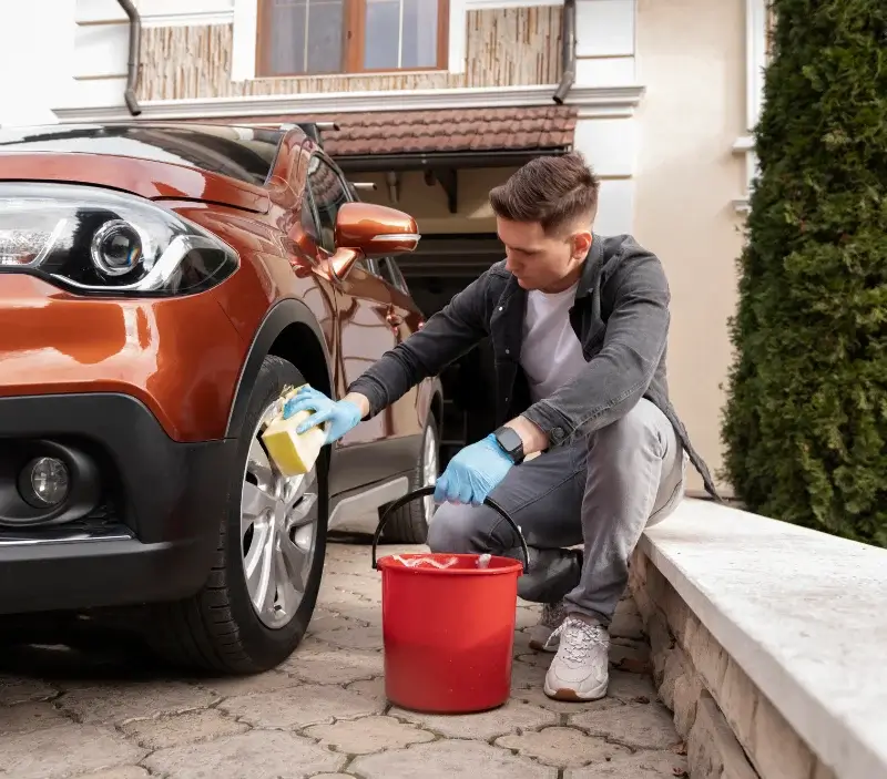 Lavage auto à domicile La Douze : professionnel intervenant sur un véhicule